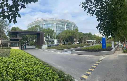 寶山大場這幢辦公樓下建了個小公園！