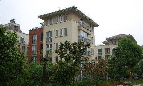 上海格蘭云天別墅區(qū)：高端居住品質(zhì)，便捷交通生活